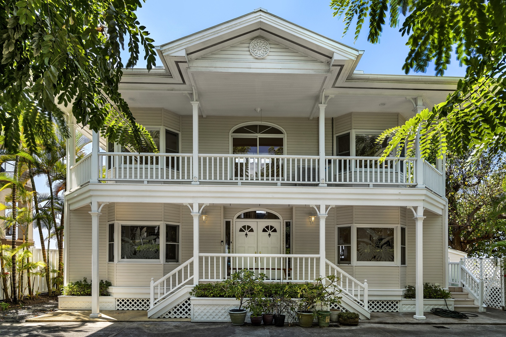 Kailua Kona Vacation Rentals, Dolphin Manor - From the street the Plantation styling draws you in
