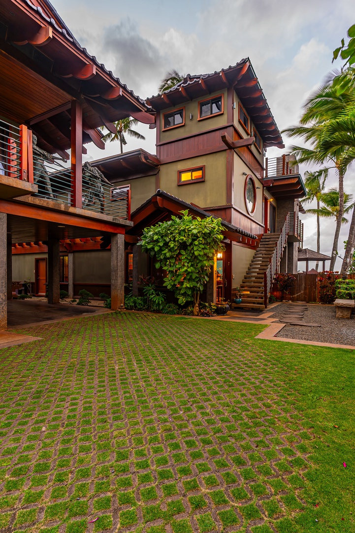 Haleiwa Vacation Rentals, Samurai House - Spacious driveway with lush green landscaping leading to the property.