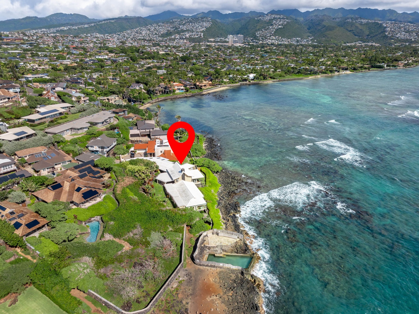 Honolulu Vacation Rentals, Black Point Ocean Villa - Spectacular oceanfront location with turquoise waters and mountain views defining this coastal Hawaiian community.