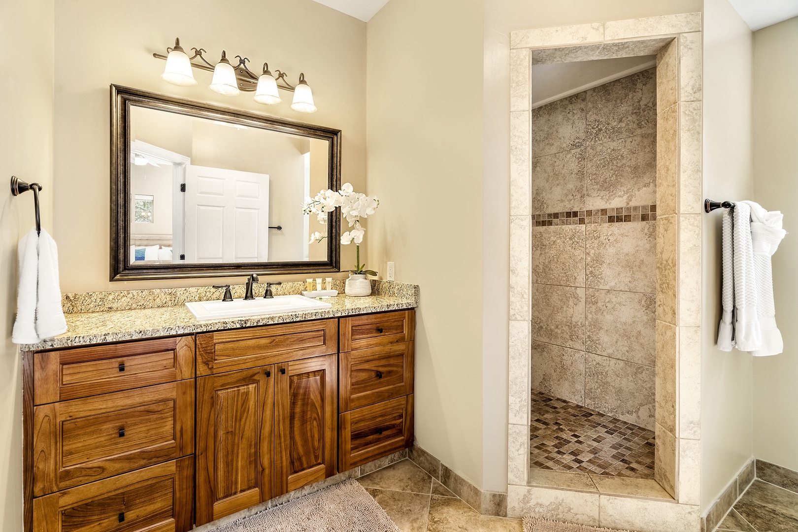 Kailua Kona Vacation Rentals, Lymans Bay Hale - Downstairs primary ensuite with walk in shower