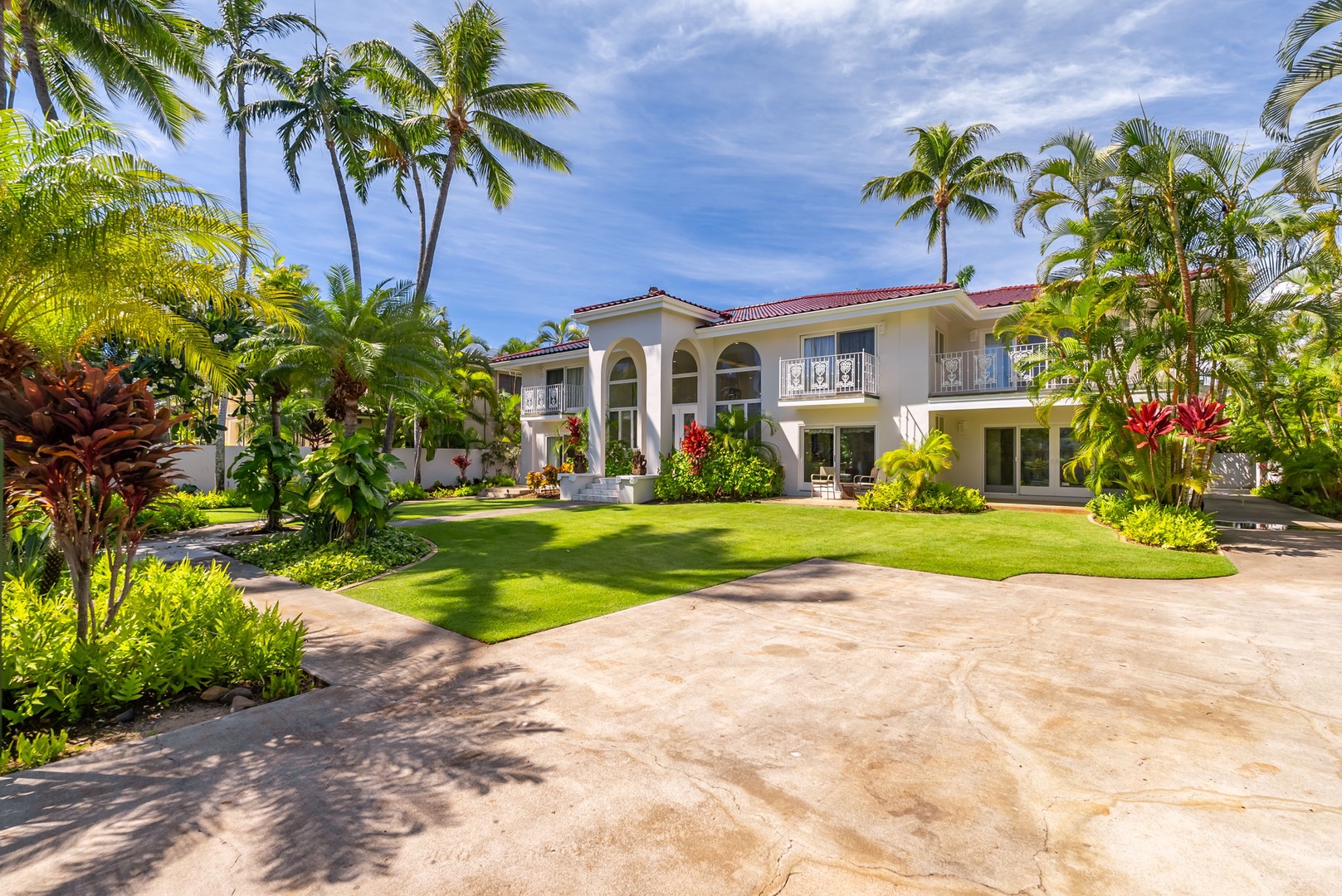 Honolulu Vacation Rentals, Kahala Oasis - Grand villa entrance with a circular driveway and manicured gardens, exuding elegance and charm.