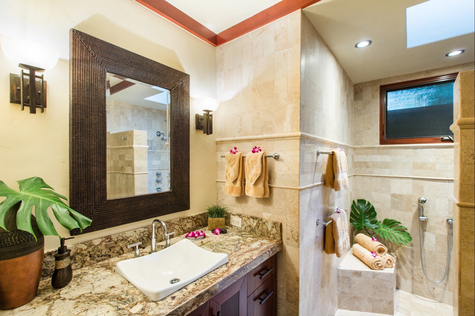 Honolulu Vacation Rentals, Banyan House - Guest Bathroom