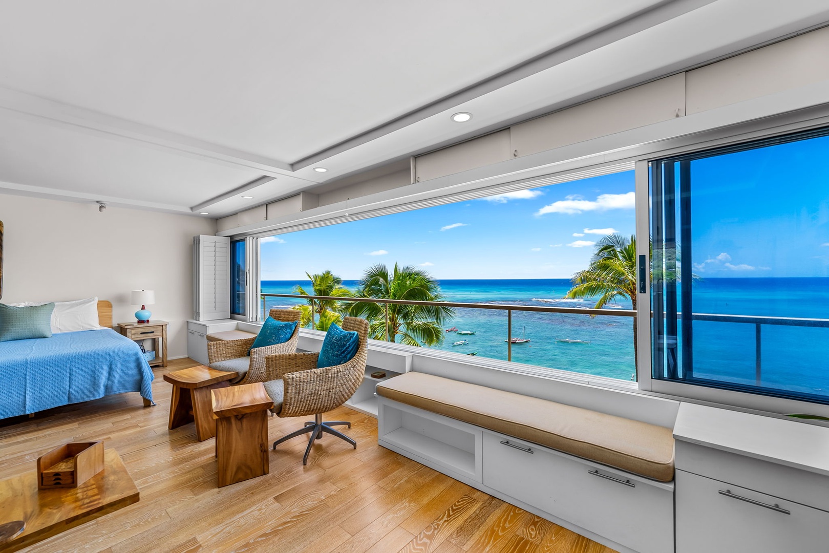 Honolulu Vacation Rentals, Colony Surf Luxe - Lounge or dine with unmatched views of the Pacific—this oceanfront perch is perfect for morning meditation or evening wine.