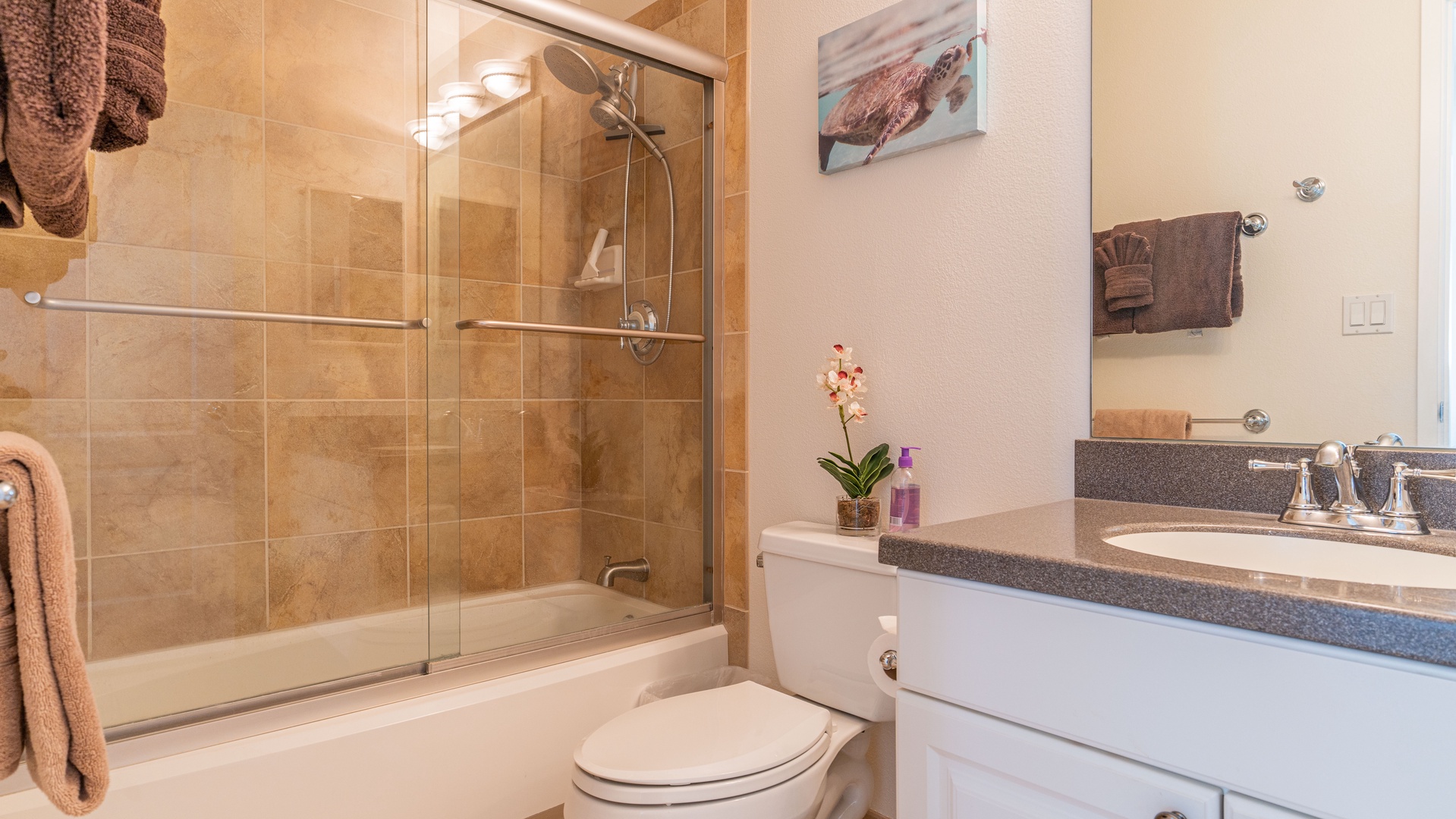 Kapolei Vacation Rentals, Ko Olina Kai 1057B - The second guest bedroom with a tub and shower combo.