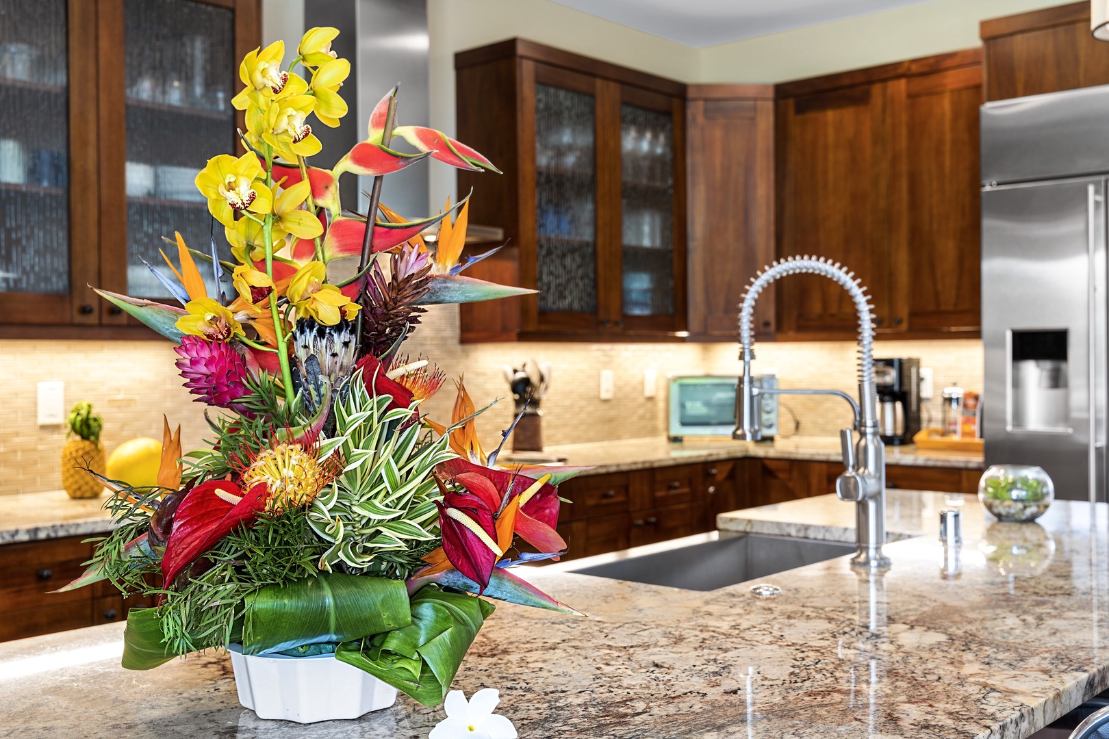 Kailua Kona Vacation Rentals, Kona Blue Vacations Holua Kai - Modern touches and island blooms make cooking a joy at Kona Blue Vacations Holua Kai’s gourmet kitchen.