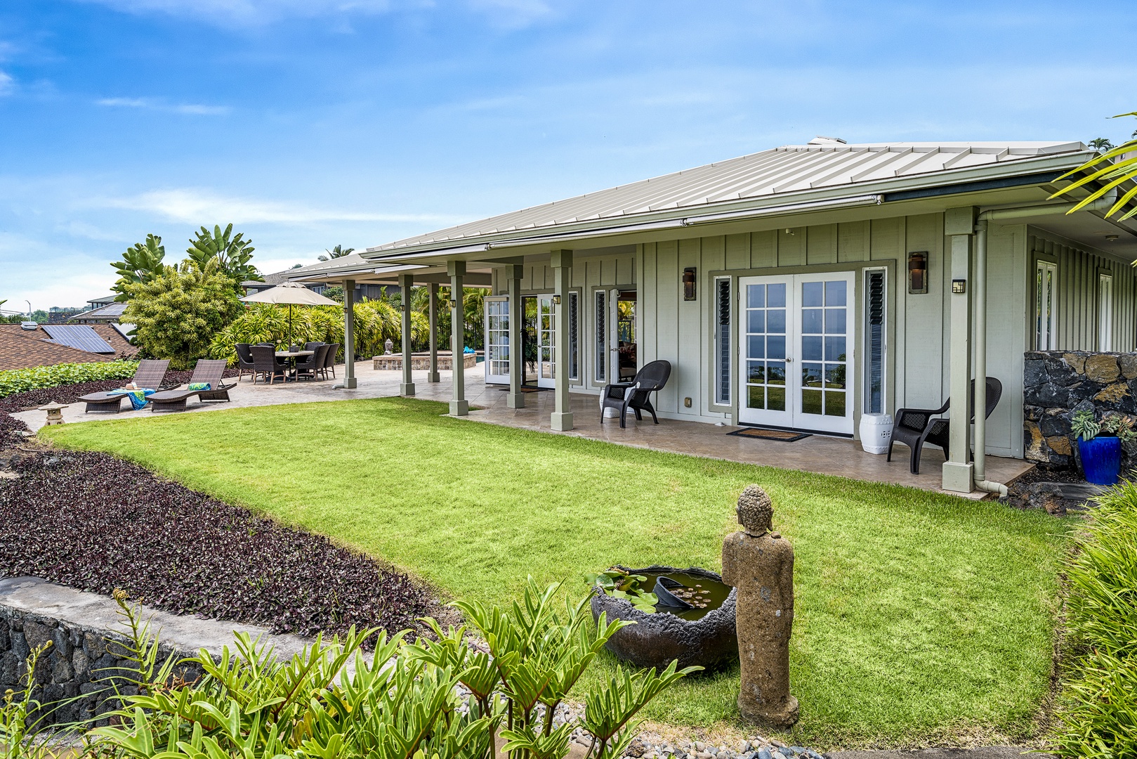 Kailua Kona Vacation Rentals, Sunset Hale - Lush tropical gardens and manicured grounds create a serene, secluded Kona atmosphere.