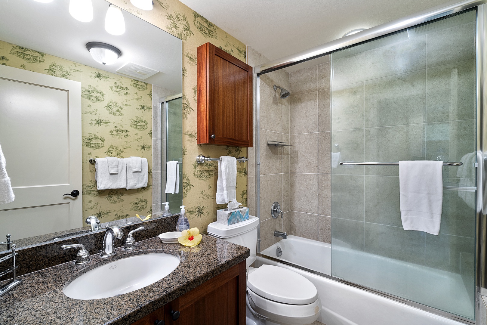Waikoloa Vacation Rentals, Hali'i Kai at Waikoloa Beach Resort 9F - Guest bath offers a tub/shower combo