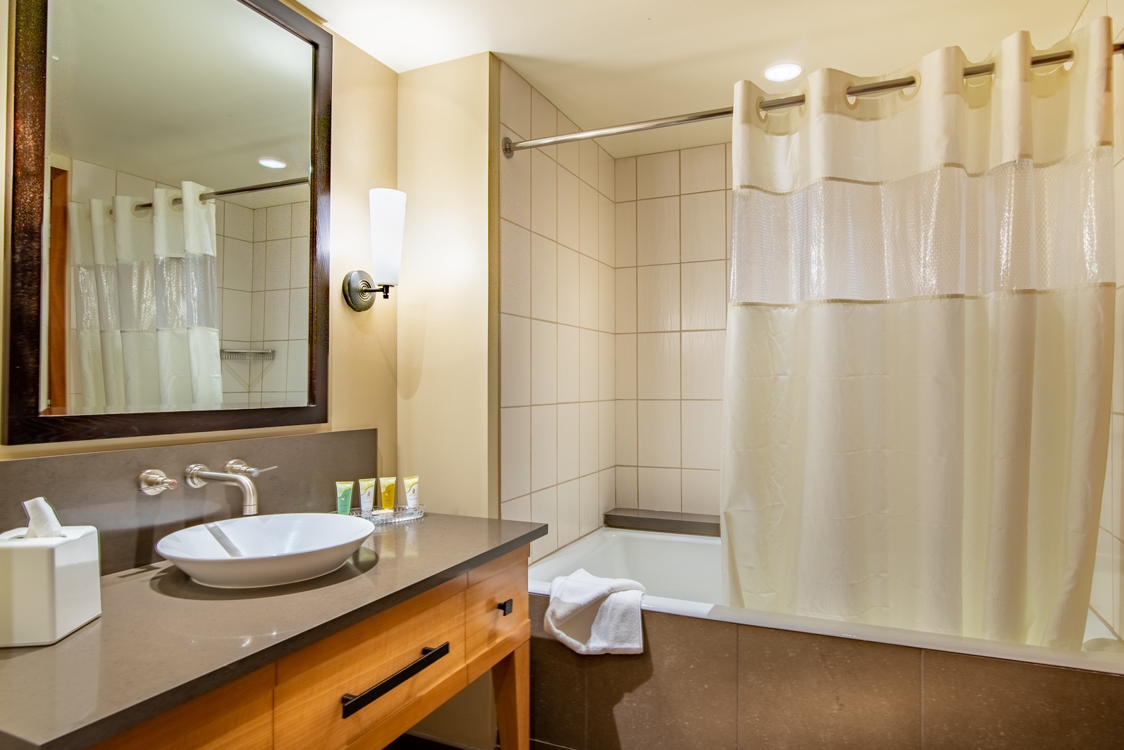 Kapolei Vacation Rentals, Ko Olina Beach Villas B609 - The second guest bathroom has a shower and tub combo.