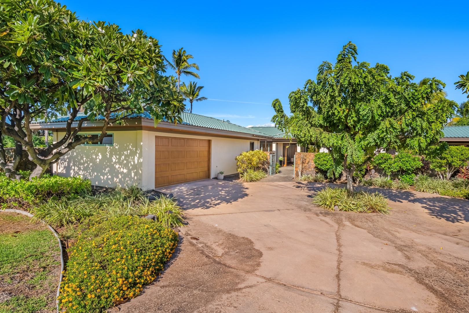 Kamuela Vacation Rentals, Champion Ridge Oasis - Well-maintained driveway leading to the estate, surrounded by lush landscaping.