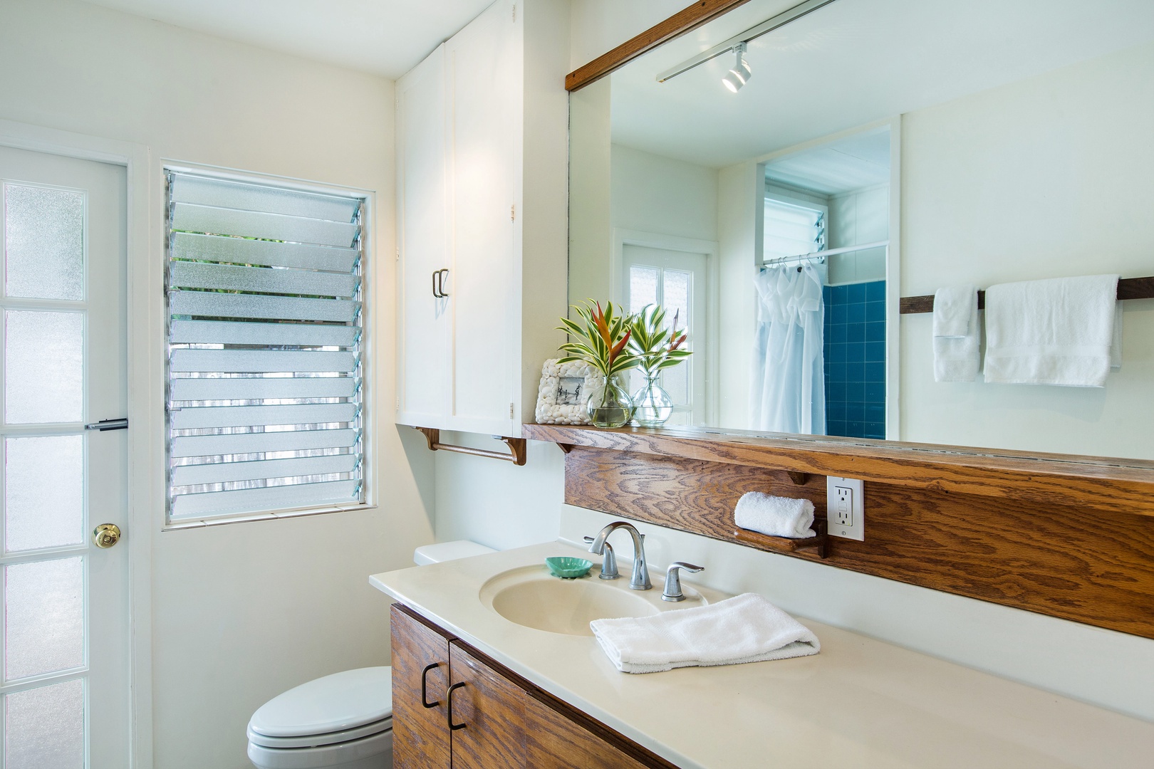 Honolulu Vacation Rentals, Hale Kai - Downstairs hallway bathroom, shared with queen bedroom ensuite.
