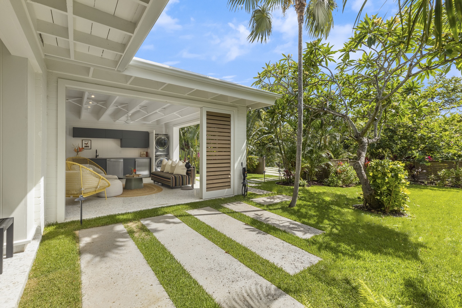 Kailua Vacation Rentals, Lanikai Hideaway - Tropical landscaping and vacation vibes