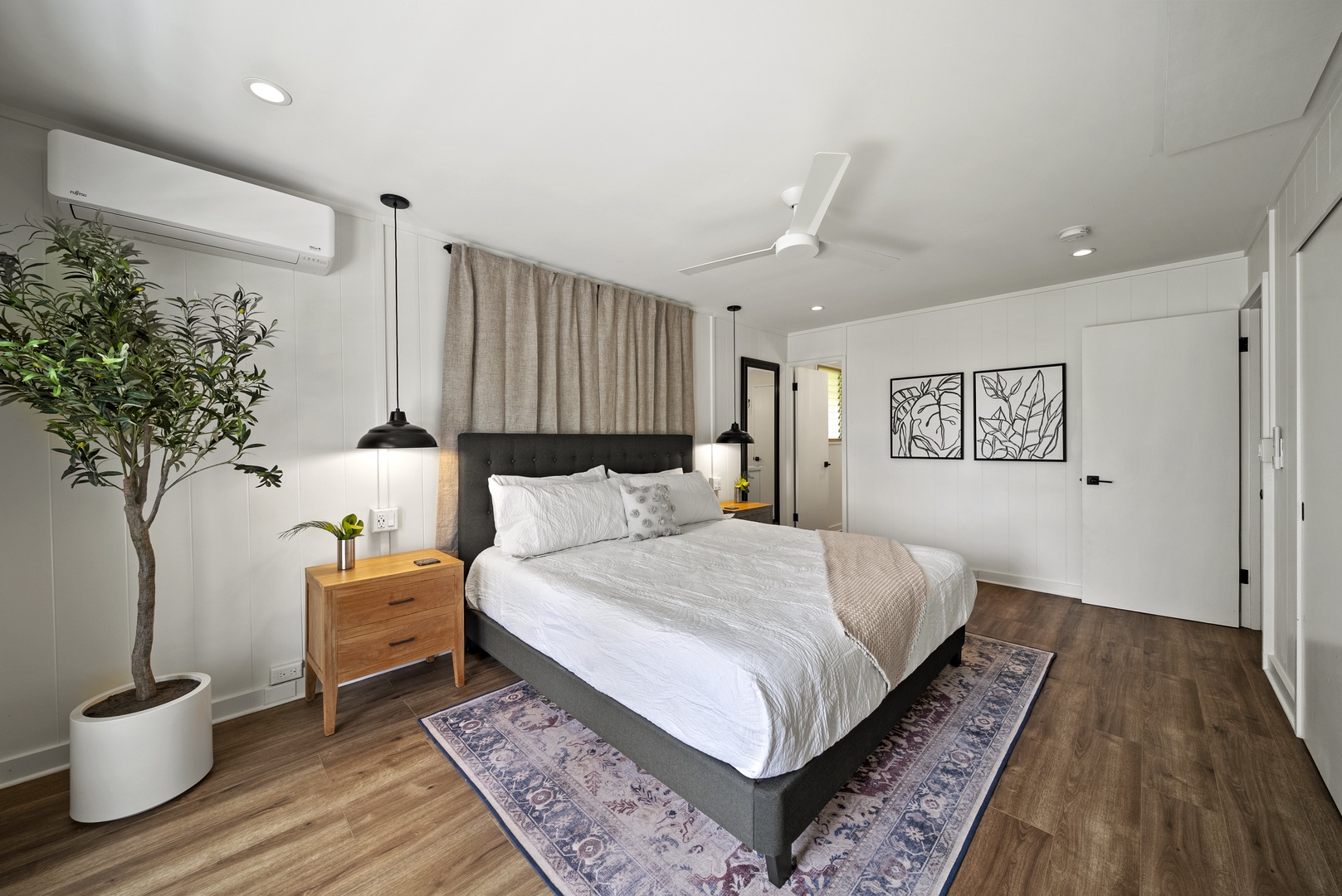 Honolulu Vacation Rentals, Honolulu Beachfront Retreat - Bright suite featuring a king-sized bed, cozy linens, and serene island-inspired decor, designed for restorative Hawaiian nights.
