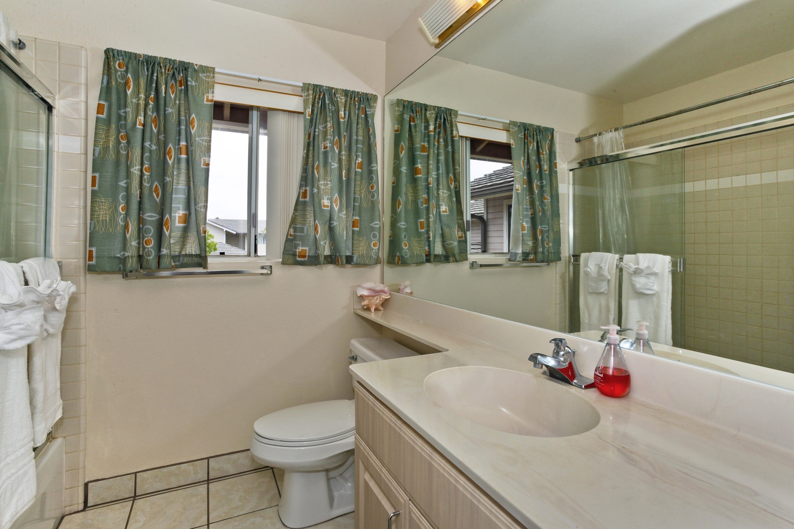 Kapolei Vacation Rentals, Fairways at Ko Olina 33F - The second guest bathroom is a full bathroom.