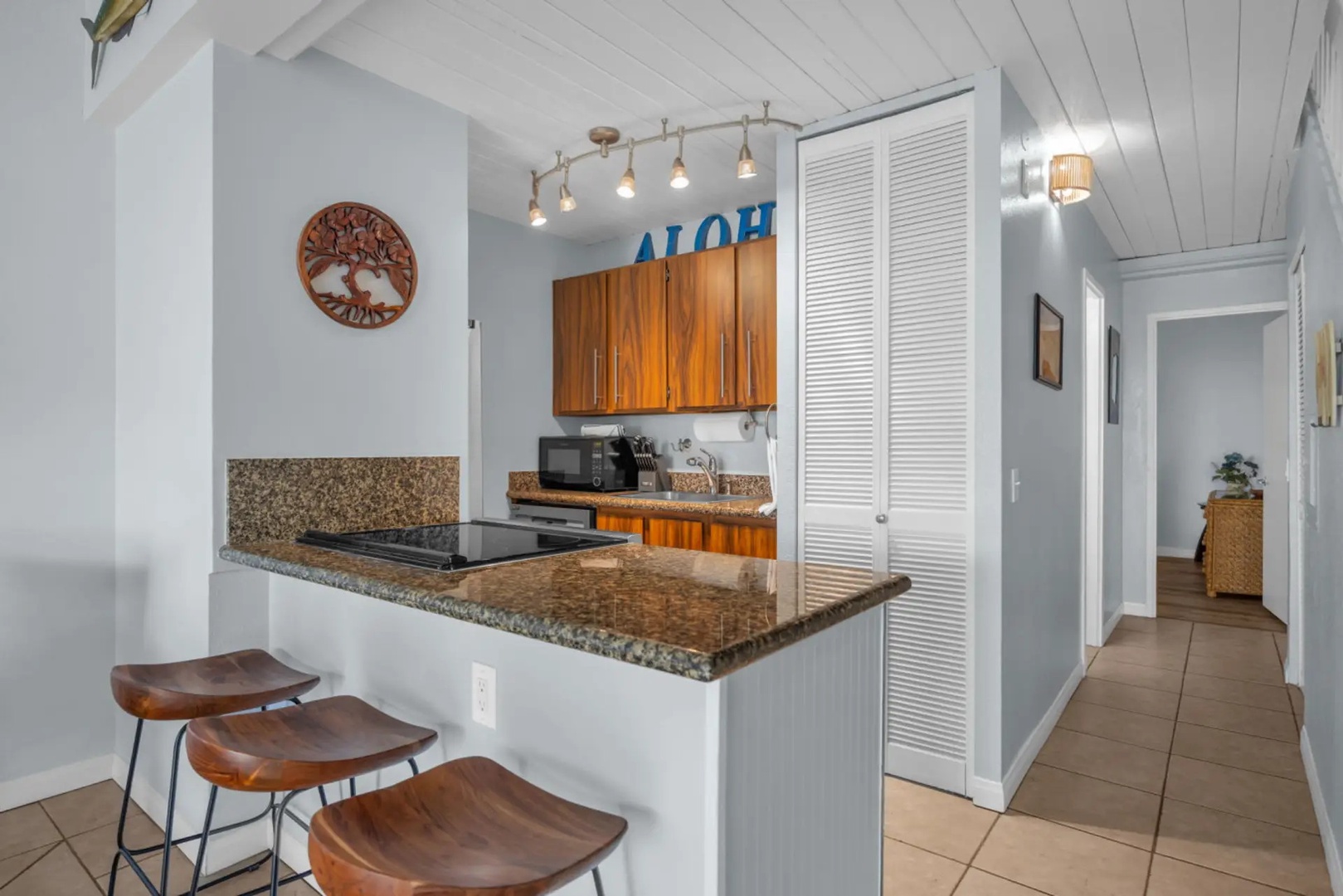 Kihei Vacation Rentals, Maui Vista 2420 - The breakfast bar and cooktop share one space, so whoever cooks stays in the conversation.