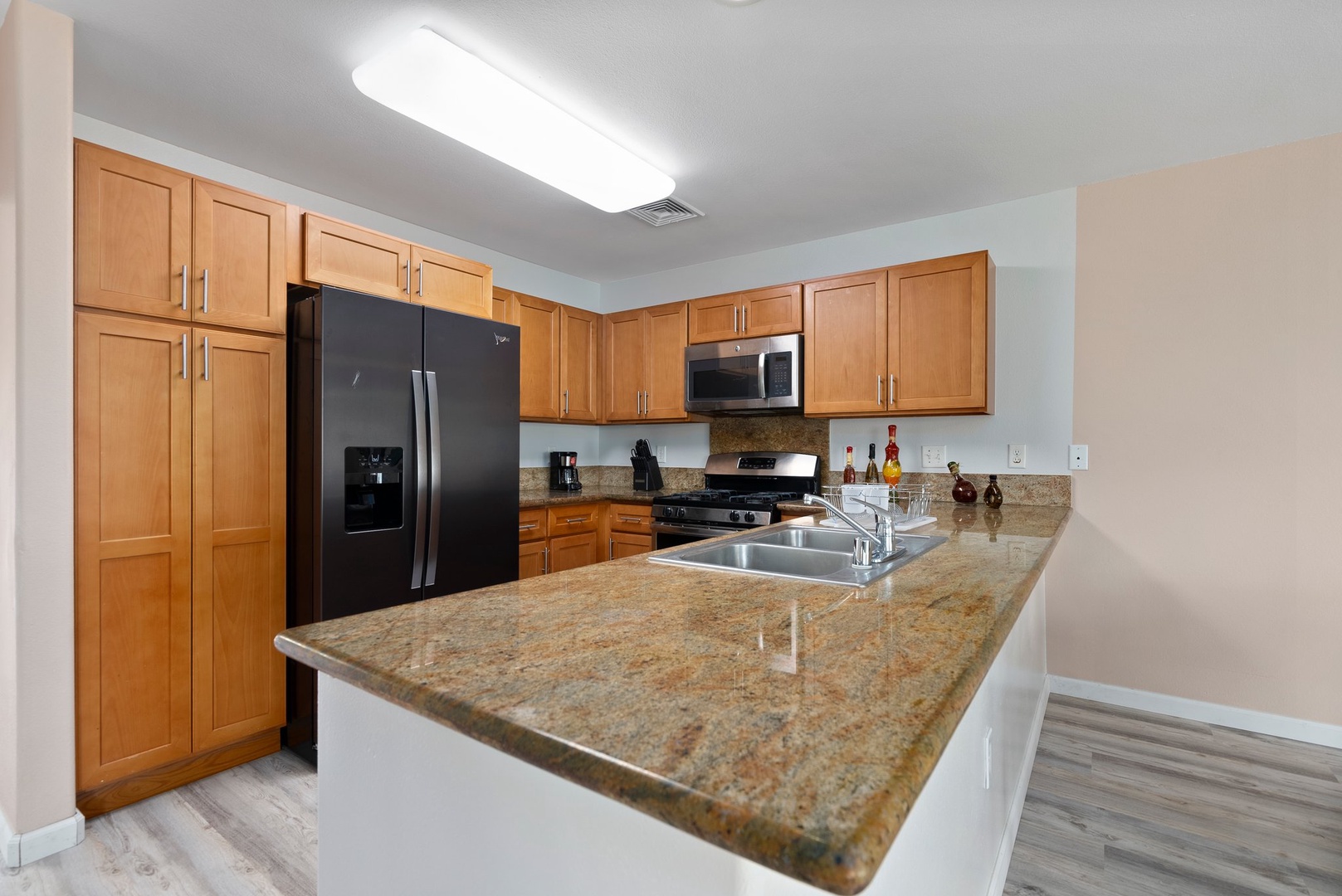 Kapolei Vacation Rentals, Kilipue Retreat - Open kitchen layout makes entertaining and family dinners effortless.