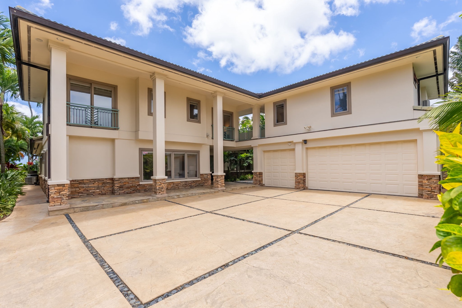 Honolulu Vacation Rentals, Maunalua Estate - A grand driveway and elegant island-inspired architecture create a warm welcome upon arrival.