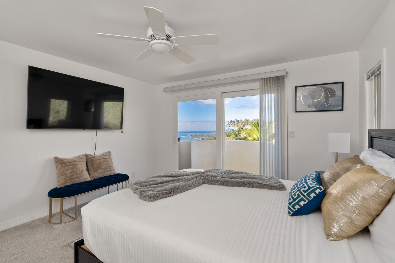 Honolulu Vacation Rentals, Hawaii Ridge Getaway - Guest bedroom with TV and private lanai.