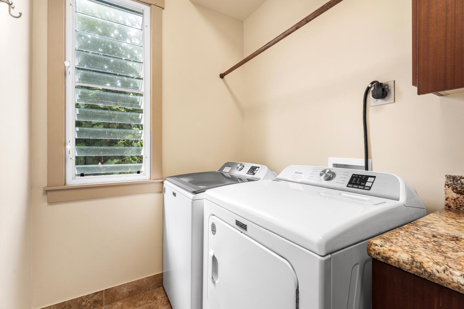 Kailua Kona Vacation Rentals, Kailani Vista - Toss swimsuits in for a quick refresh before you head back to the hot tub or nearby Kahalu'u snorkel spot.
