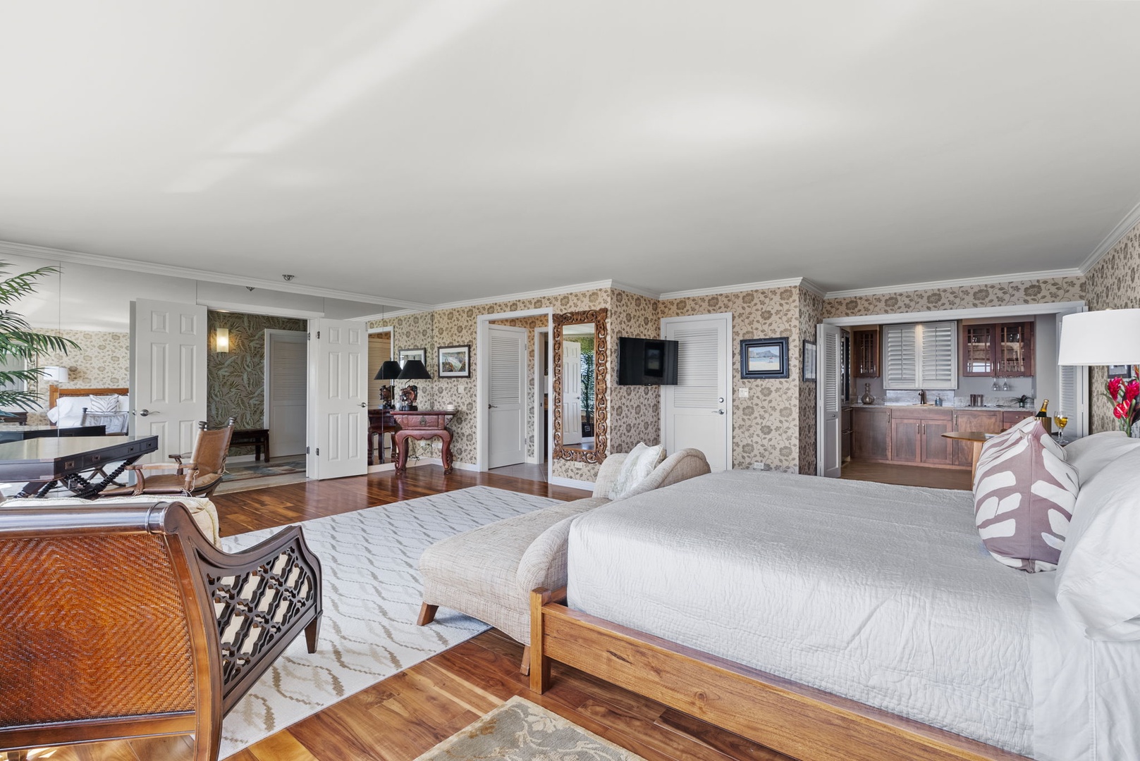 Honolulu Vacation Rentals, Hale Kaimana Breeze - Open primary suite with classic decor and oceanfront luxury.