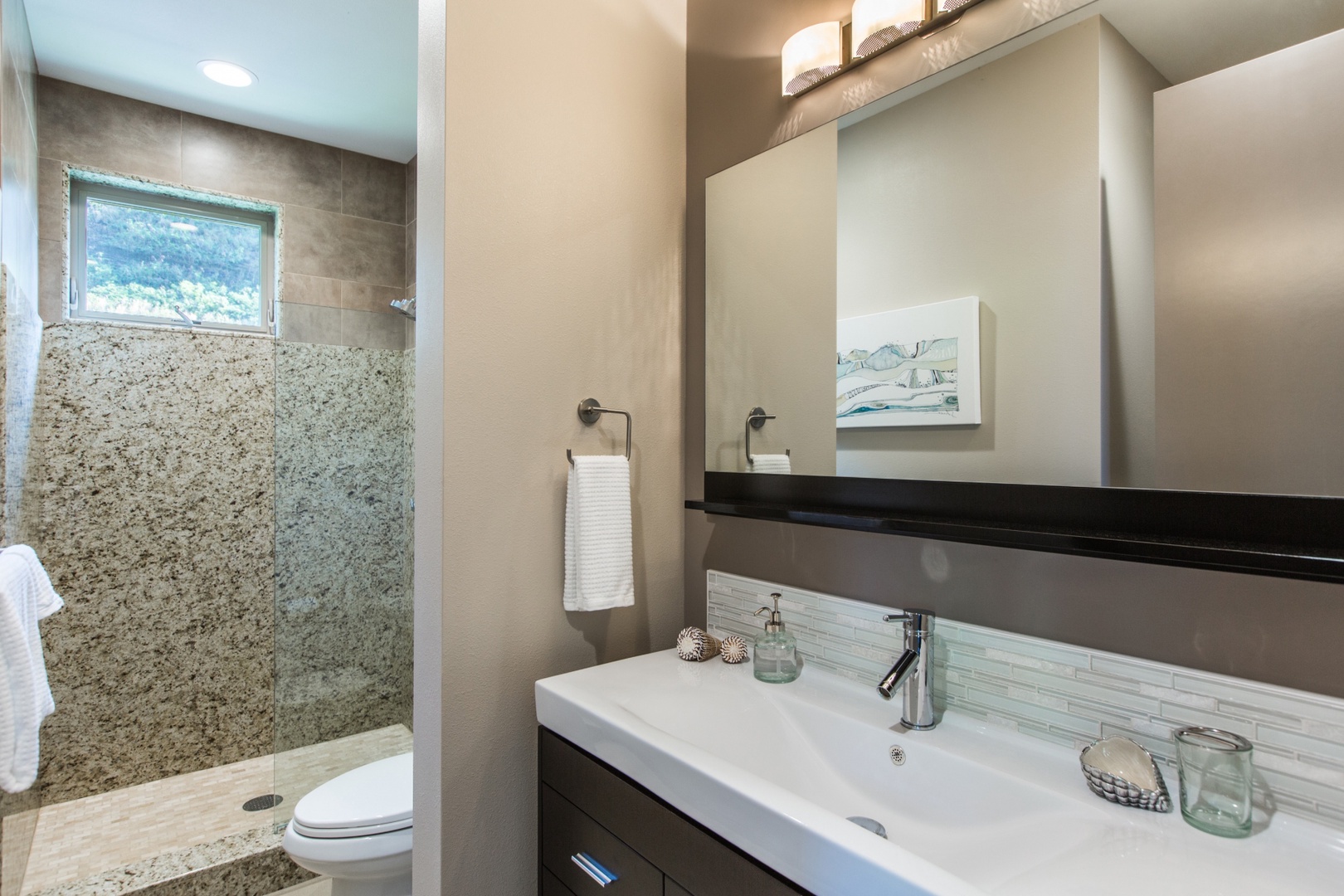 Honolulu Vacation Rentals, Hale Laulea - Bathroom two, ensuite to bedroom two.