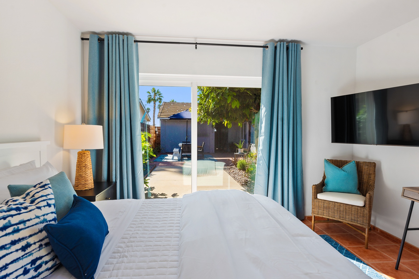 La Jolla Vacation Rentals, Hemingway's Beach House - Suite bedroom has a king bed