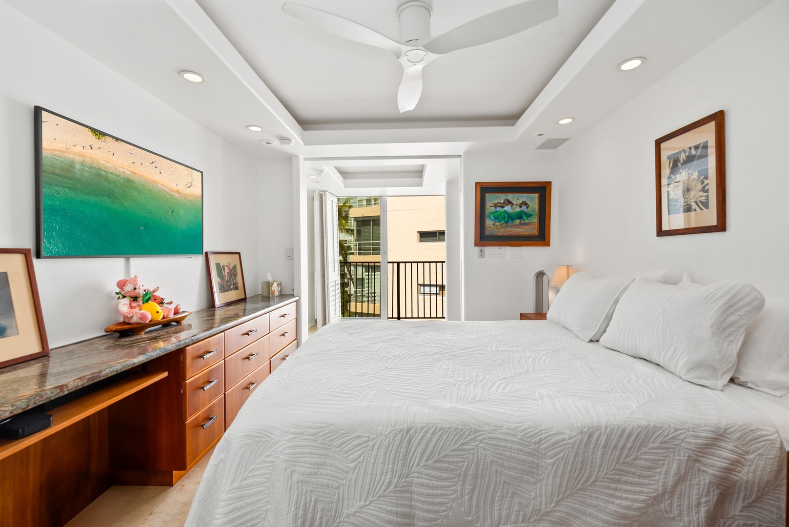 Honolulu Vacation Rentals, Kaimana Views - Bright bedroom with balcony views, stylish furnishings, and soft bedding—ideal for a comfortable, relaxing getaway.