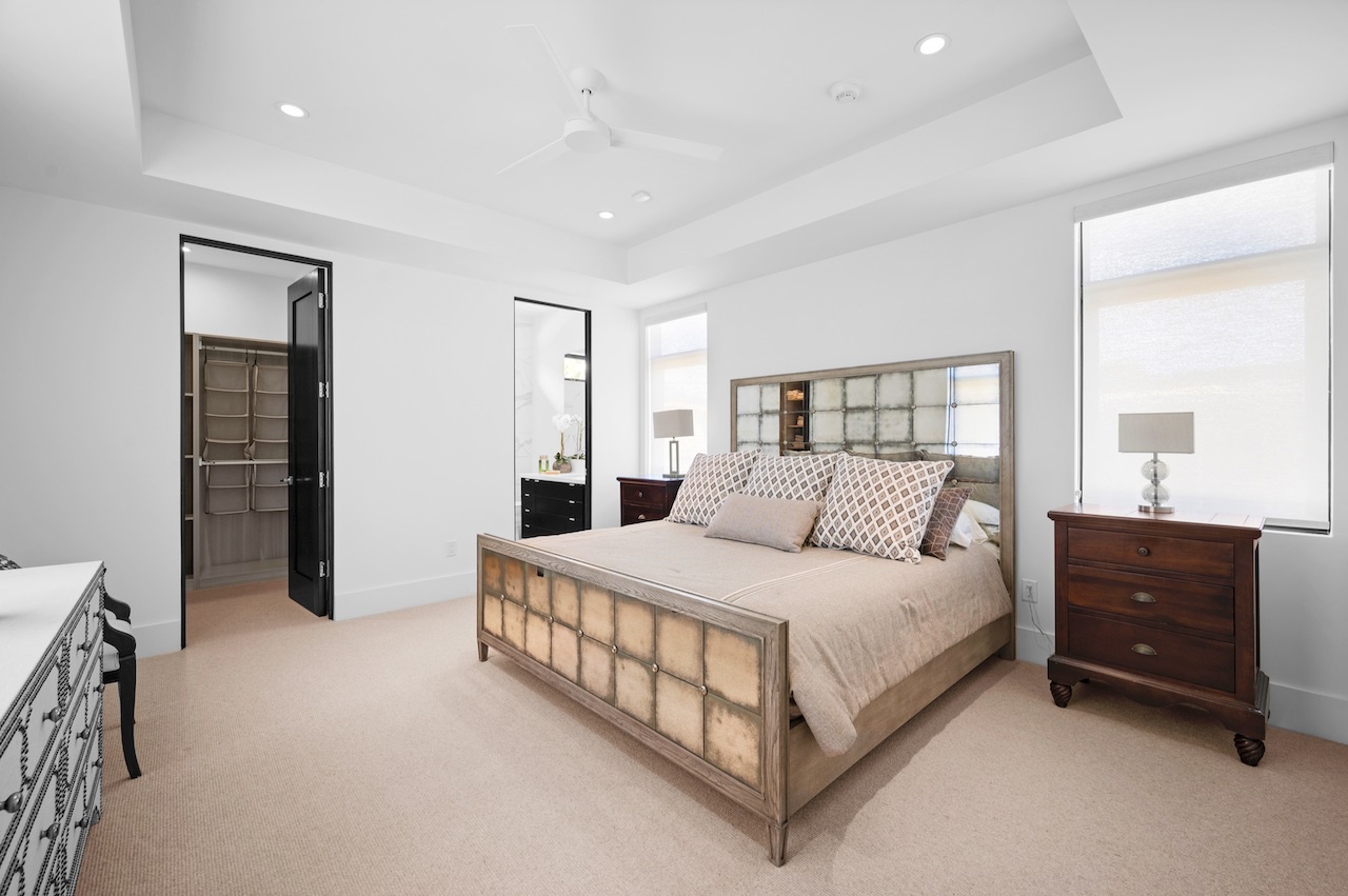 Honolulu Vacation Rentals, Diamond Head Grandeur - The fourth guest room offers a king bed and a peaceful ambiance, perfect for unwinding after a day in the tropical paradise of Oahu.