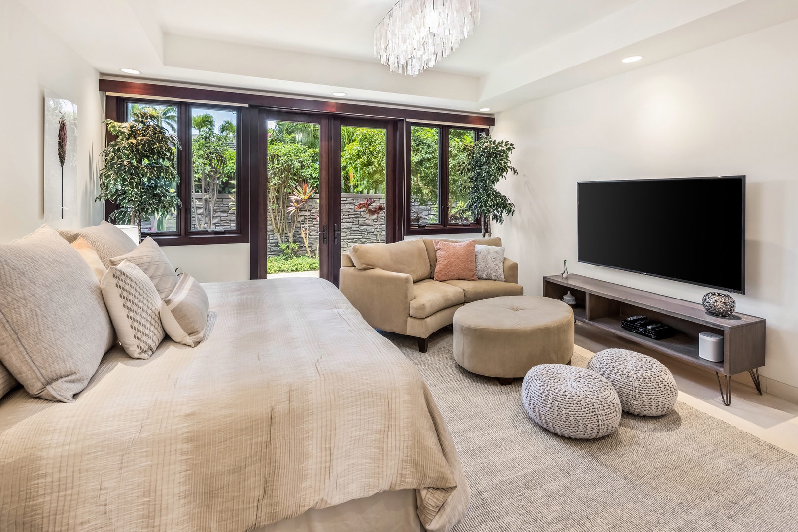 Honolulu Vacation Rentals, Kahala Grand Splendor - Unwind in the downstairs guest room’s seating area, complete with a flatscreen TV for entertainment.