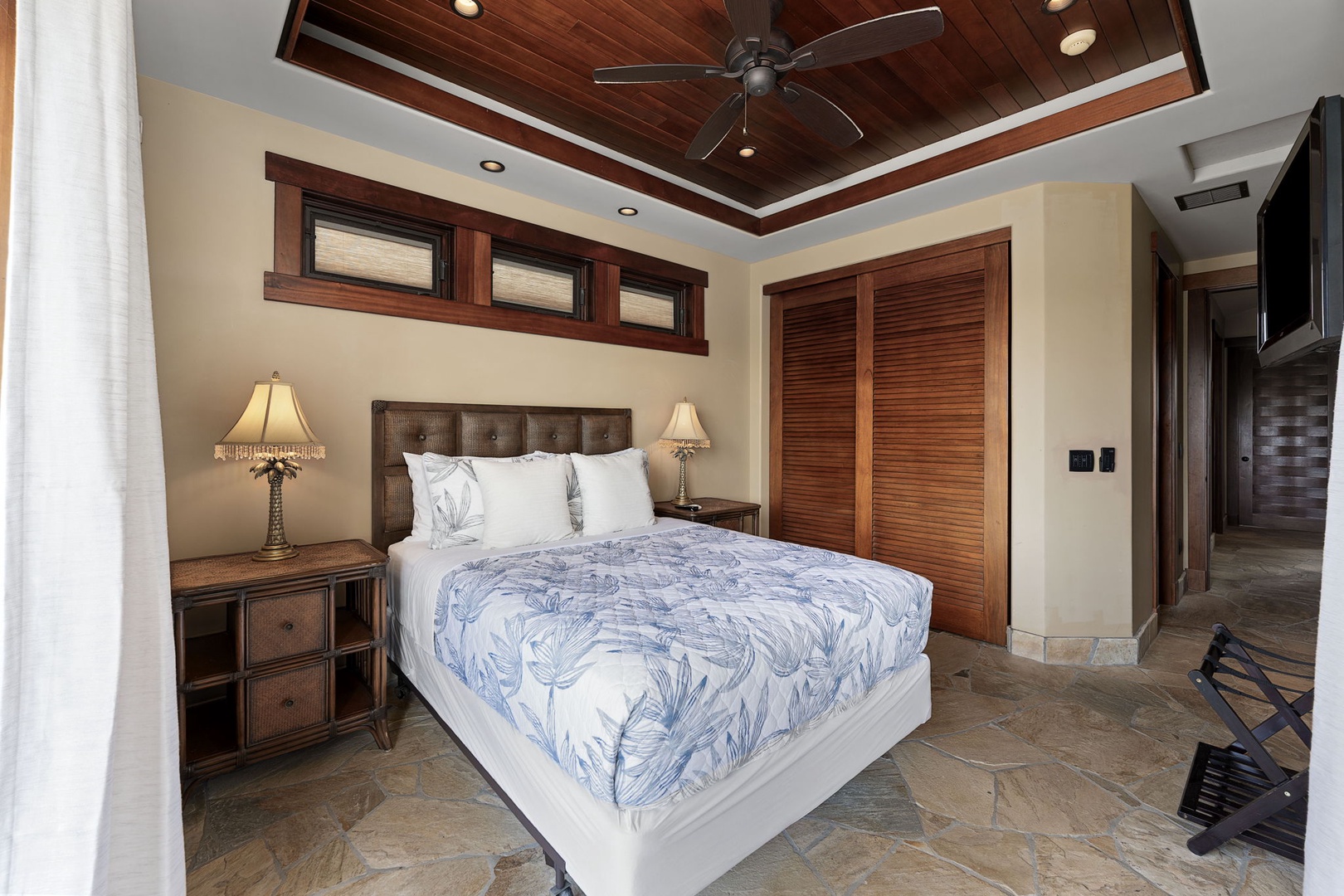 Kamuela Vacation Rentals, Hale Konane - Cozy queen suite featuring soft lighting, wooden accents, and a calm ambiance for a relaxing stay.
