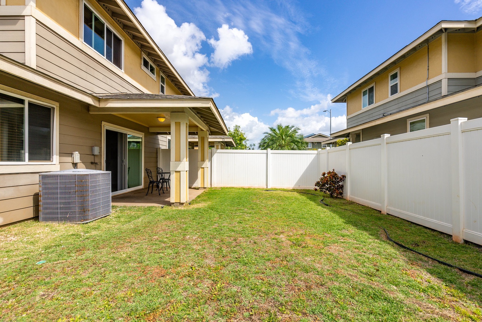 Kapolei Vacation Rentals, Kilipue Retreat - Spacious backyard with plenty of room for kids or pets to play.