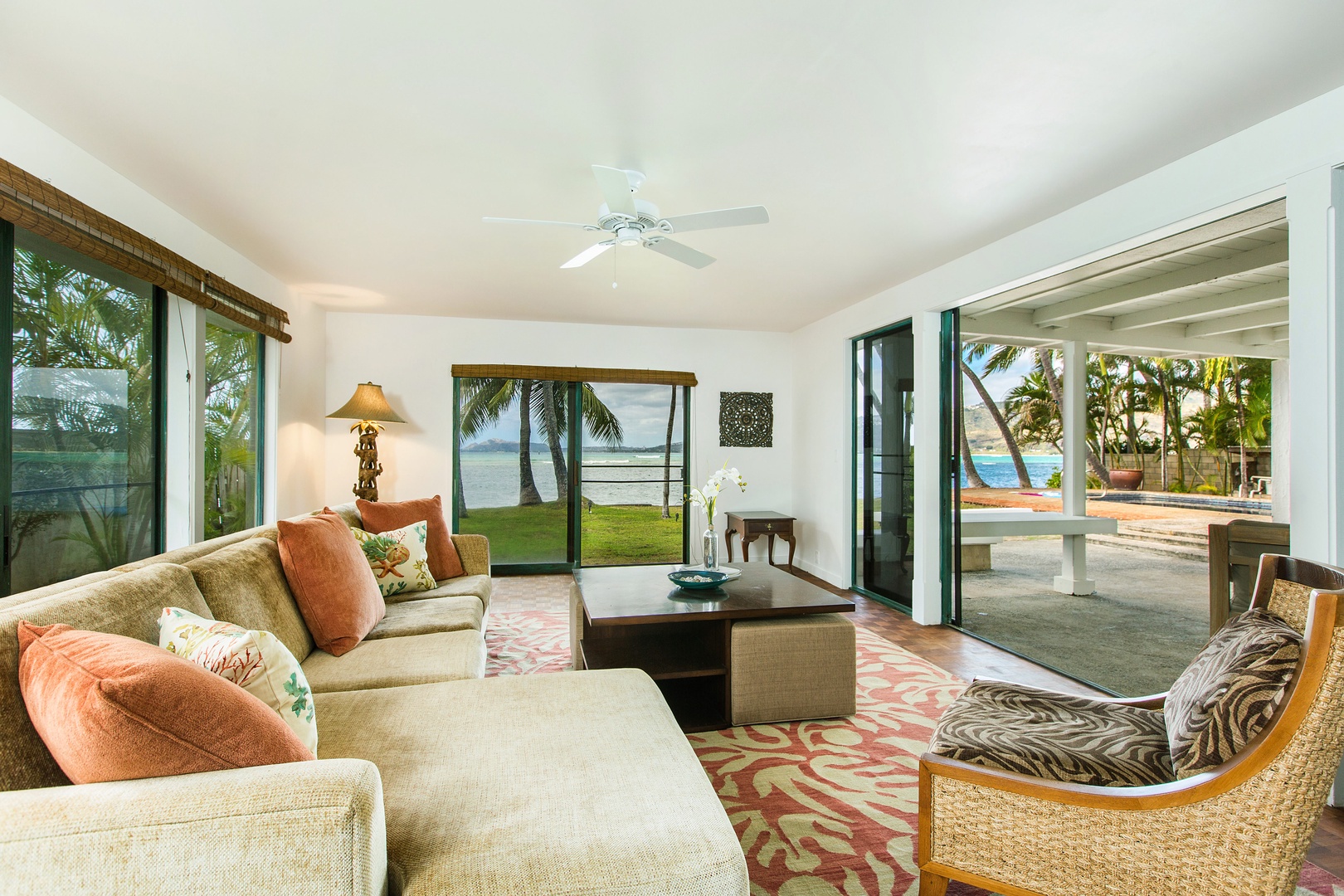 Honolulu Vacation Rentals, Hale Kai - Recline and take in the breeze in the sitting room.
