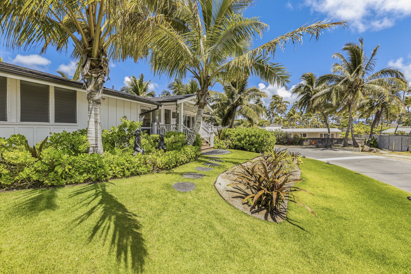 Kailua Vacation Rentals, Ranch Beach House Estate - Front Yard