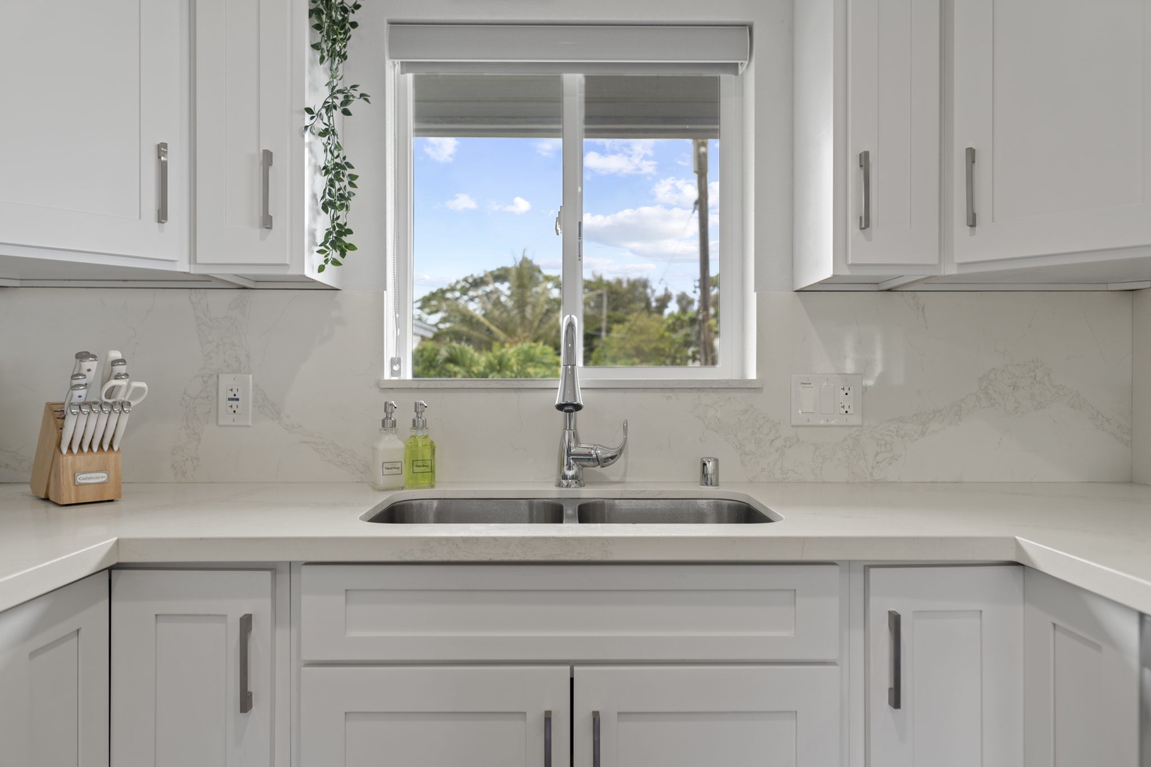 Haleiwa Vacation Rentals, Hale Nalu - You can even enjoy beautiful island views from the window above the kitchen sink