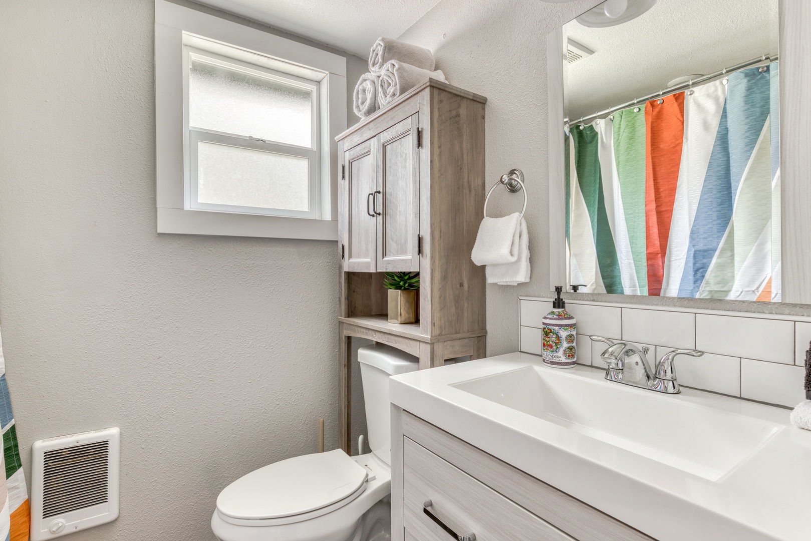 Rhododendron Vacation Rentals, Riverbend Cabin #2 - A full shared bathroom with a shower/tub combo comes stocked with towels, shampoo, conditioner, and body wash.