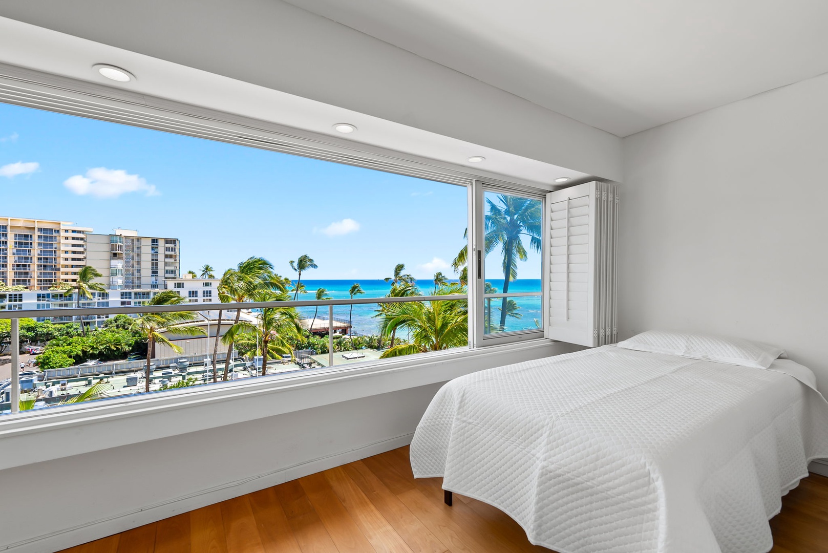 Honolulu Vacation Rentals, Colony Surf Retreat - A serene ocean-view nook with a twin daybed perfect for quiet mornings, reading, or extra sleep space for kids.