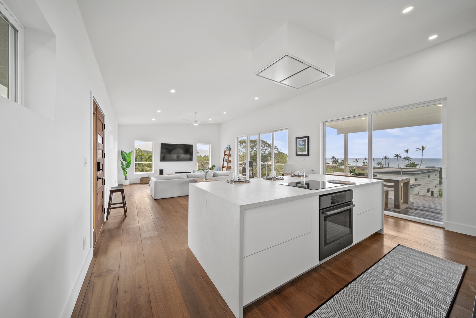 Haleiwa Vacation Rentals, Villa Bianca - Enjoy effortless indoor-outdoor living in the bright, open-concept space.