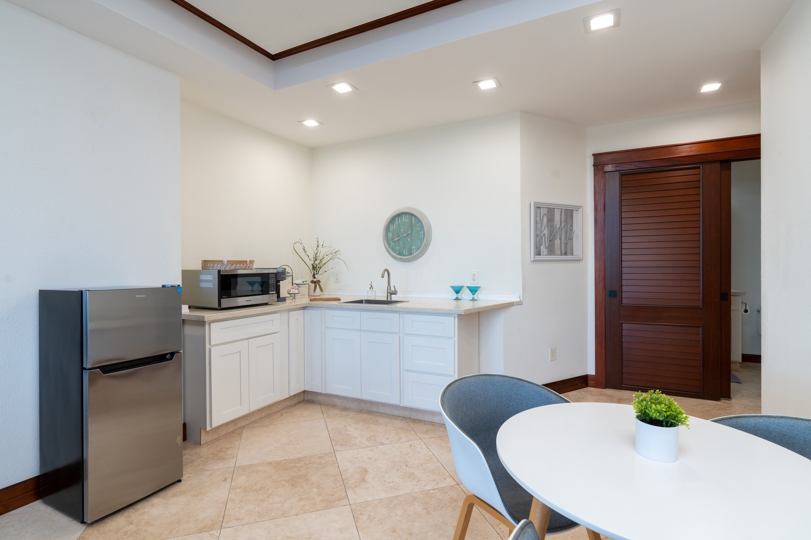 Honolulu Vacation Rentals, Wailupe Seaside - Dining and kitchenette in secondary suite.