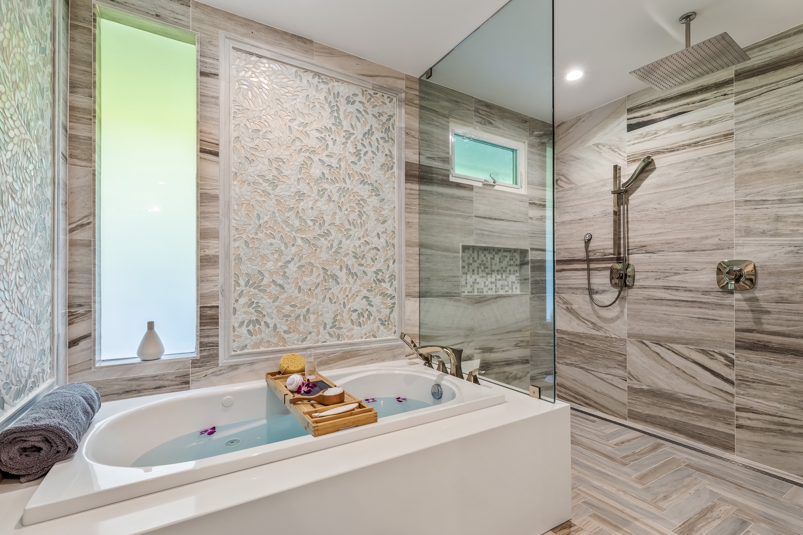 Honolulu Vacation Rentals, Hale Ola - The jacuzzi tub is the perfect spot to relax at the end of a beach day