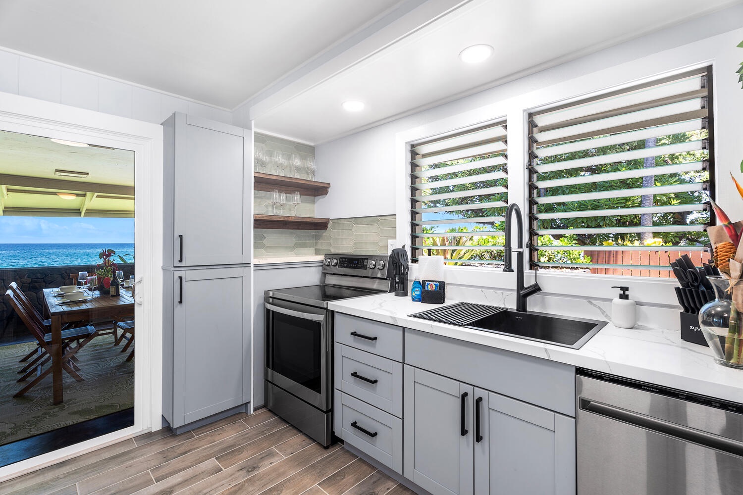 Kailua Kona Vacation Rentals, Honl's Beach Hale (Big Island) - Chef-ready kitchen with updated appliances and plenty of prep space.