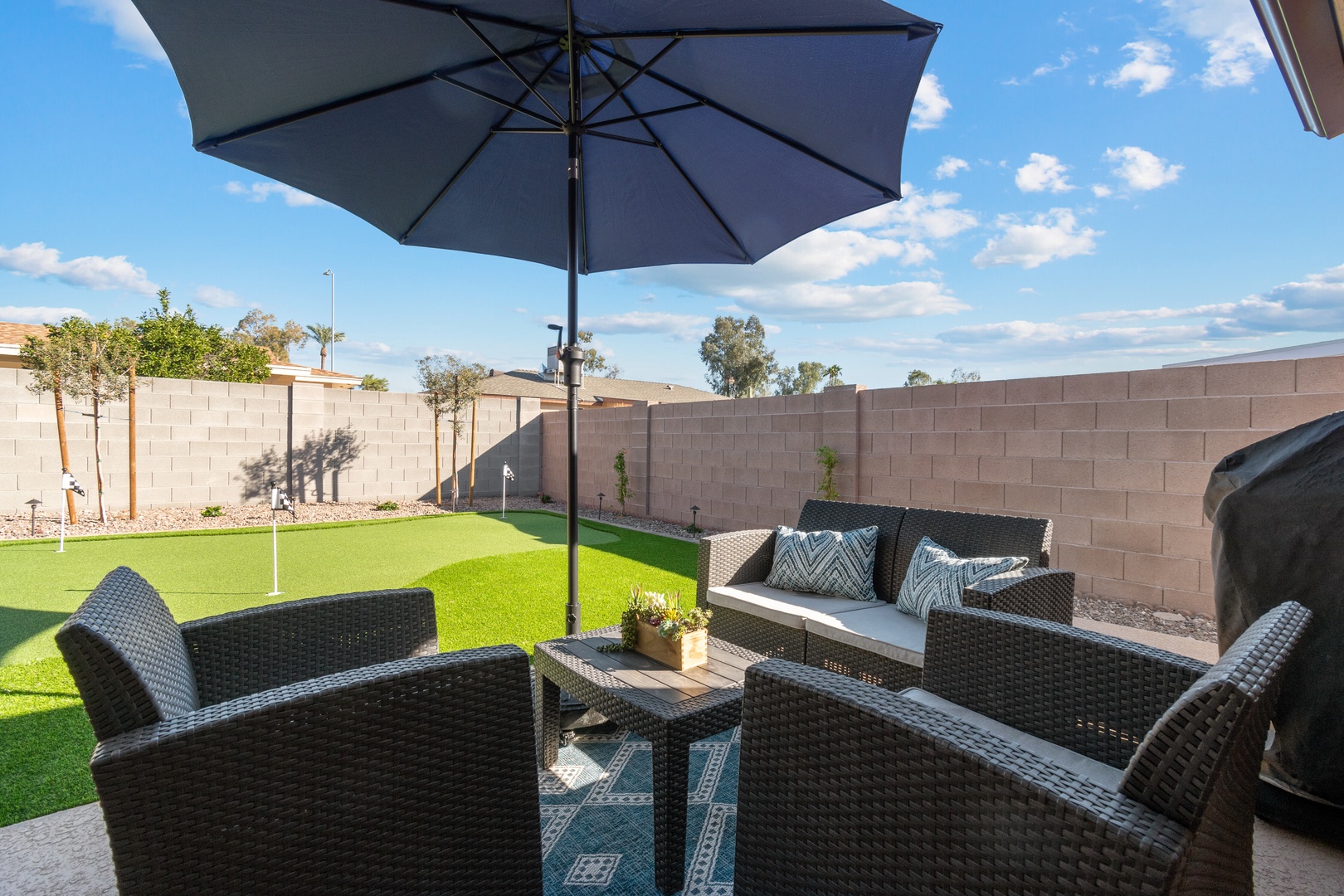 Mesa Vacation Rentals, Private Putting Oasis - Picture yourself with a drink and a book on this lovely patio