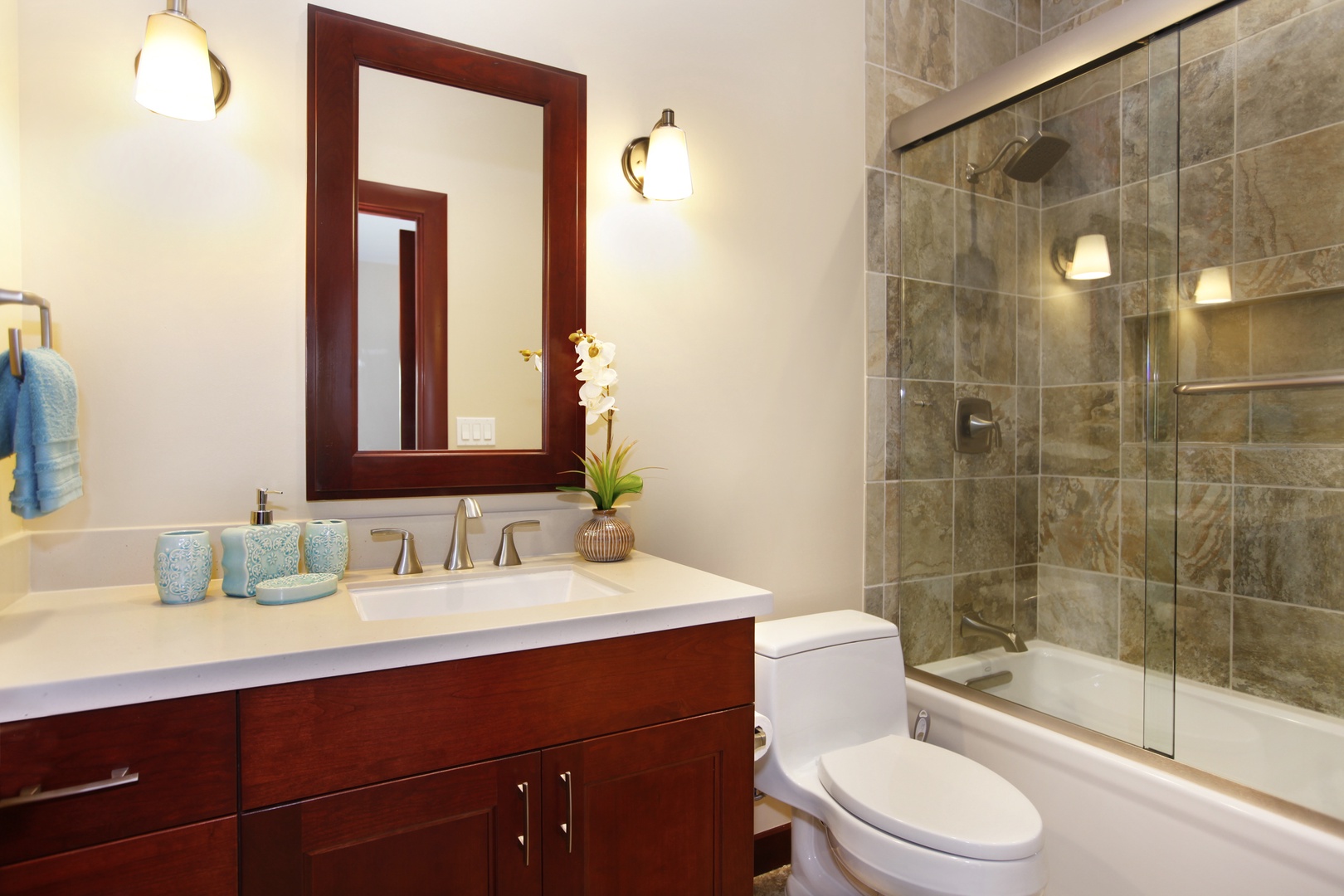 Koloa Vacation Rentals, Kiahuna Lani at Poipu - En-suite Guest Bathroom