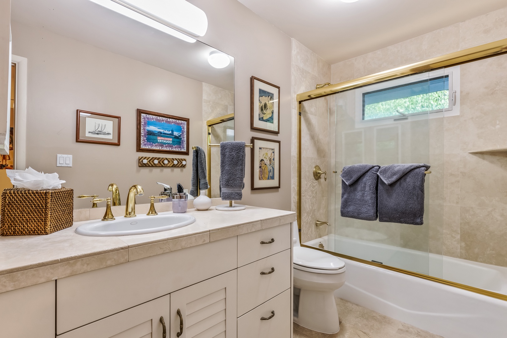 Honolulu Vacation Rentals, Hale Ola - Queen beds room ensuite has a tub perfect for kids
