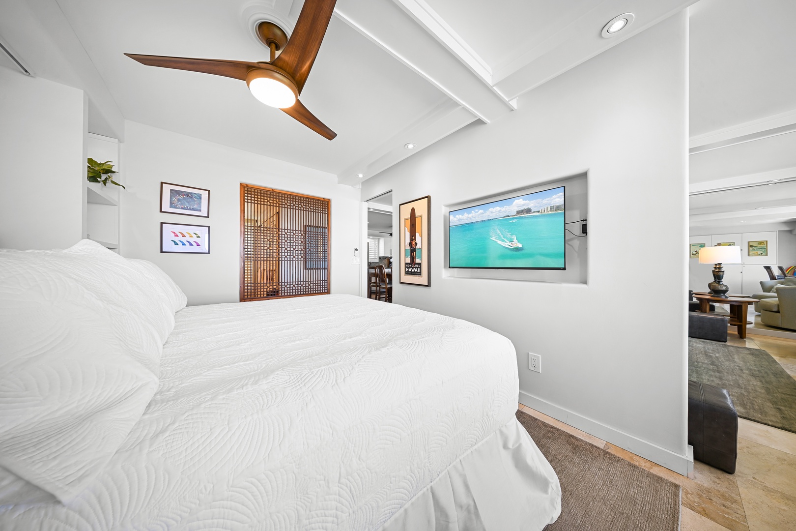 Honolulu Vacation Rentals, Kaimana Shores Getaway - Soft natural light and calming island décor create a relaxing retreat after days spent exploring O?ahu.