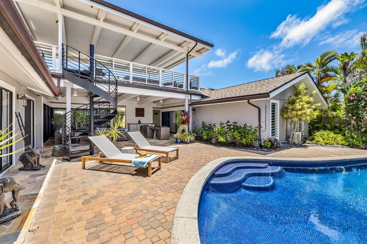 Kailua Vacation Rentals, Hale Ohana - Indoor/outdoor living at its finest with a beautiful rooftop deck to catch those peekaboo ocean views.