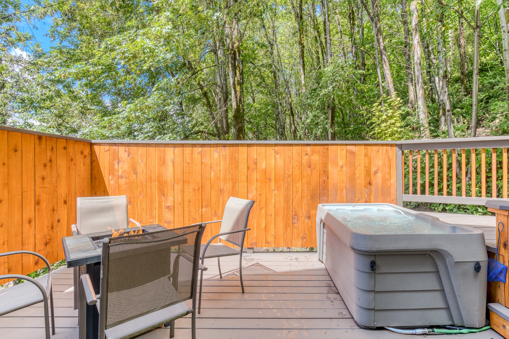 Clackamas Vacation Rentals, Duck Crossing - Take a dip in the hot tub or take seat around the fire
