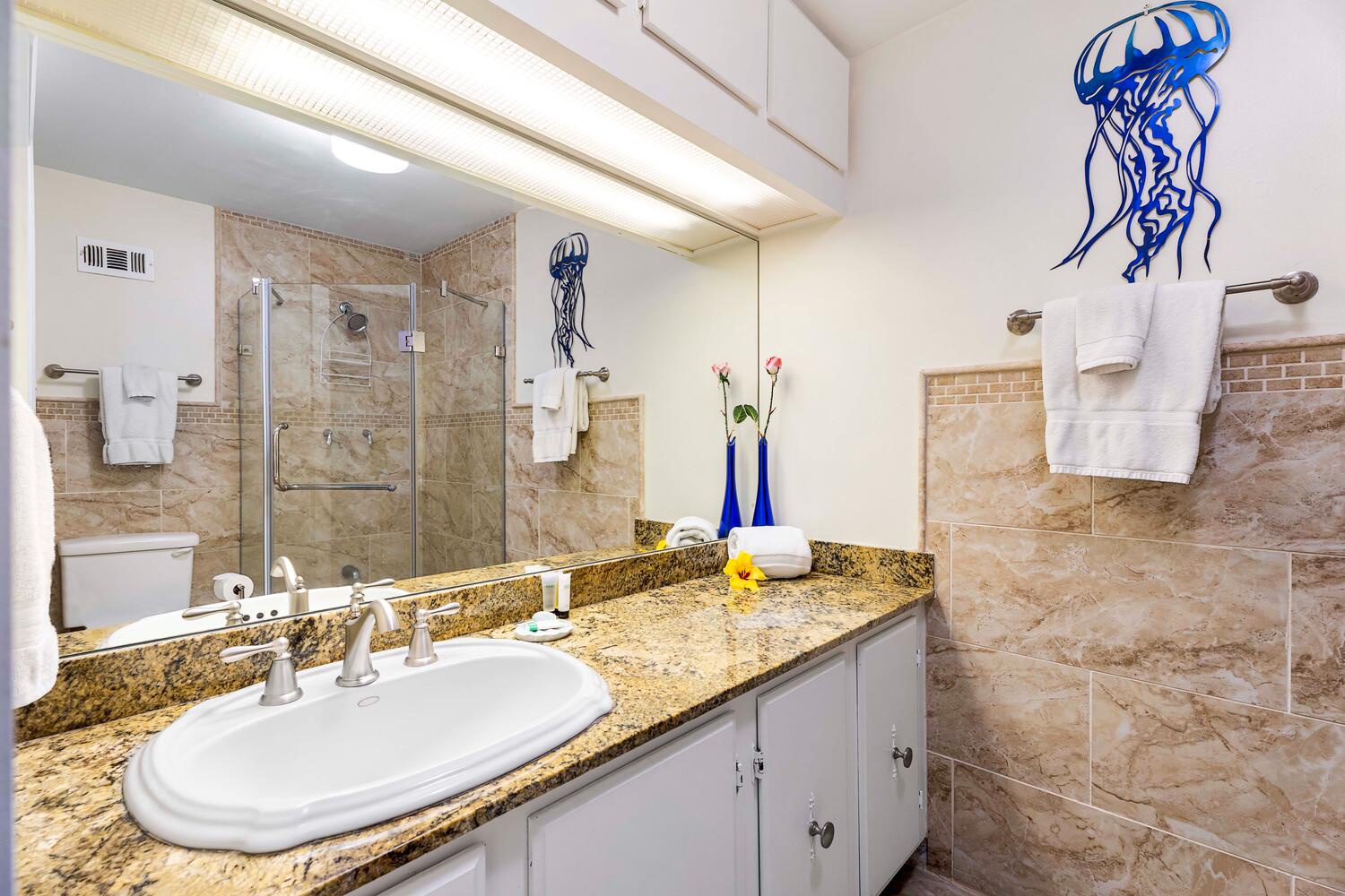 Kailua Kona Vacation Rentals, Kona Alii 512 - Shared bathroom with ample vanity space