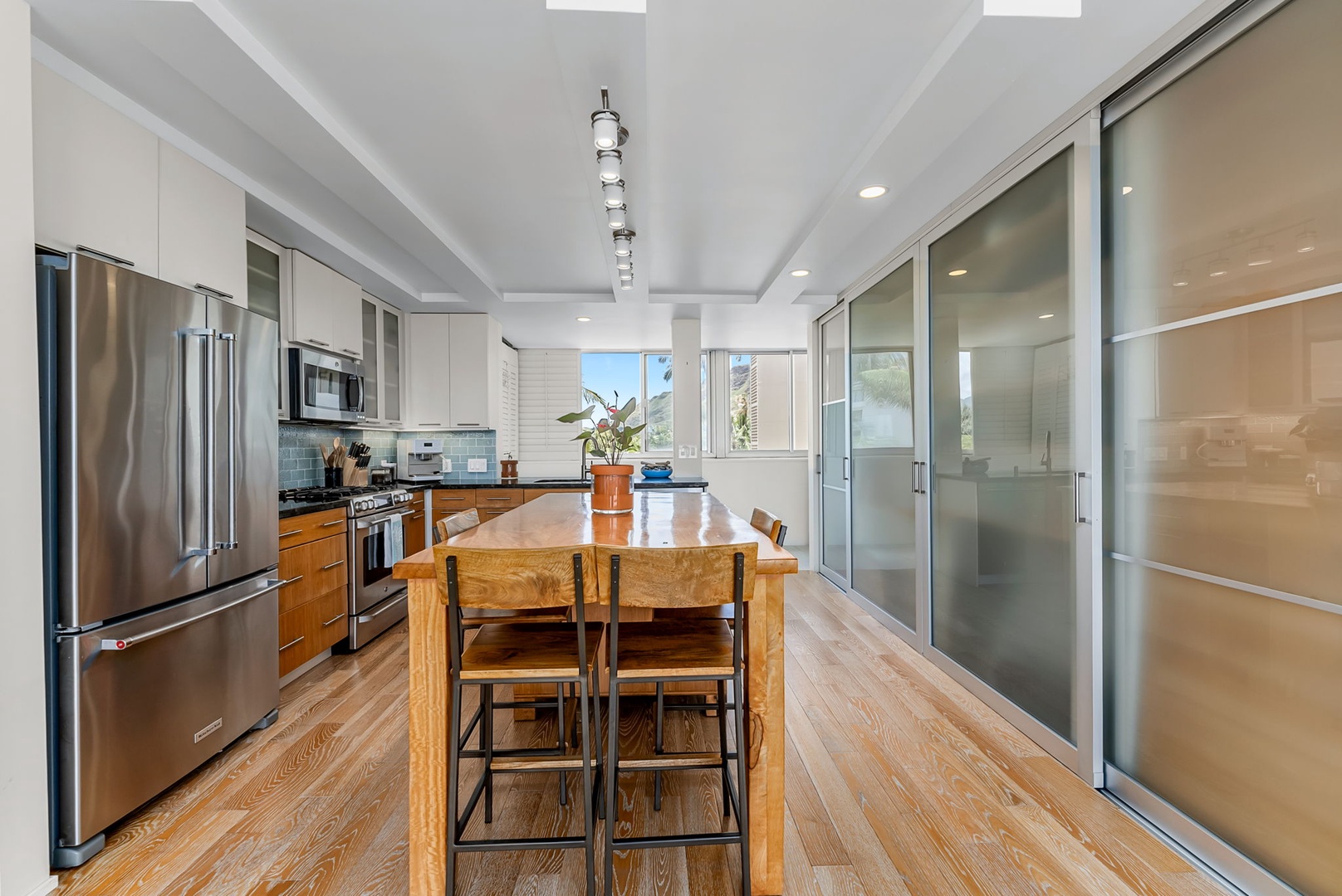 Honolulu Vacation Rentals, Colony Surf Luxe - Ocean-facing breakfast bar and cooktop setup—light cooking with a view.