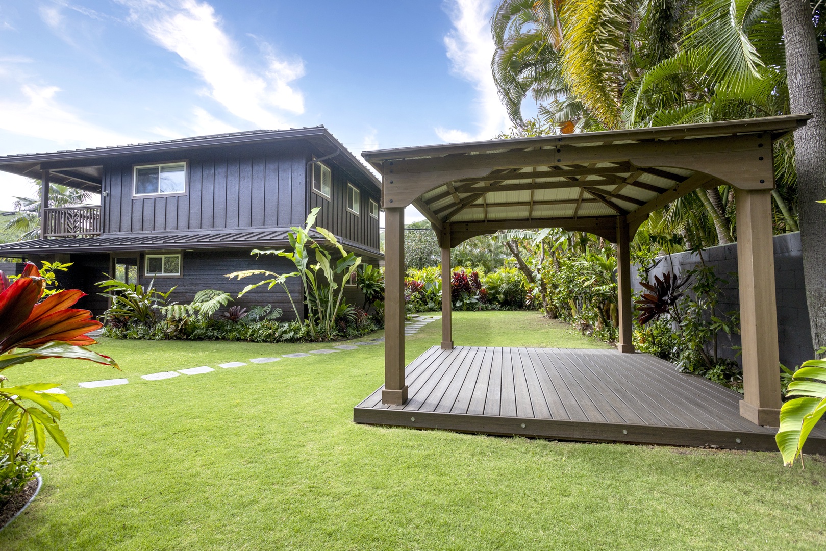 Kailua Vacation Rentals, Mokulua Seaside - Garden yard with gazebo, a perfect spot for family gatherings