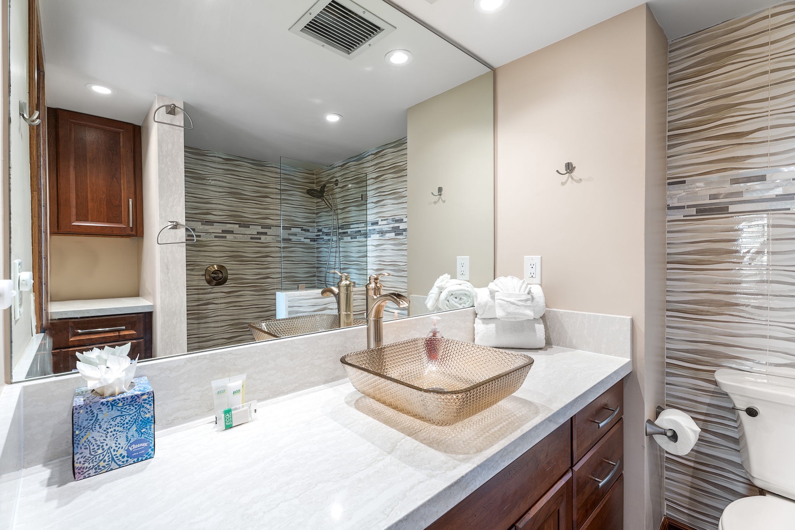 Kailua Kona Vacation Rentals, Royal Kahili 401A - Modern bathroom with a large vanity, decorative accents, and plenty of space.