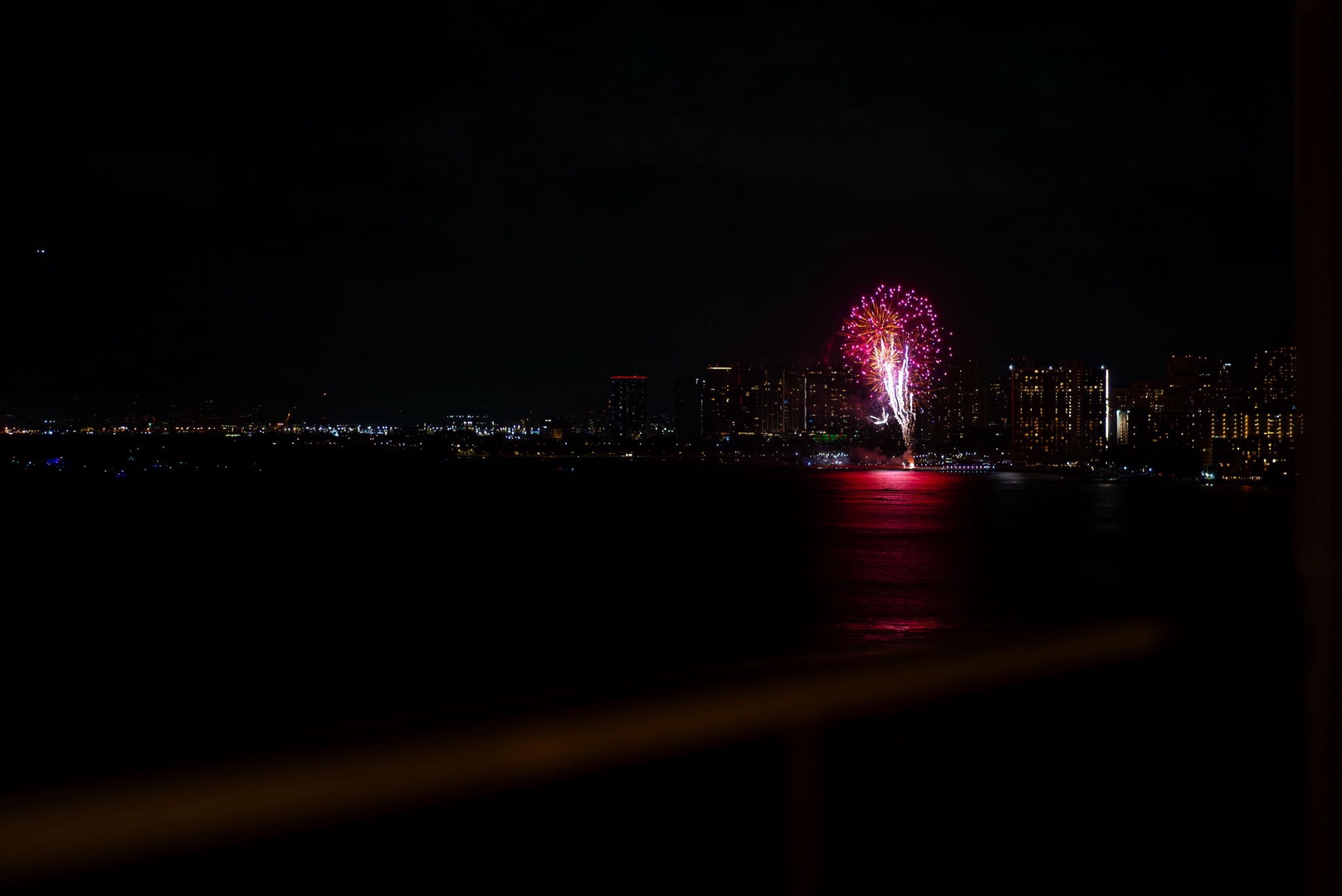 Honolulu Vacation Rentals, Hale Kaimana Breeze - Captivating fireworks display captured from the perfect vantage point.